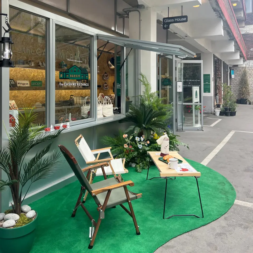 グラスハウスの入口と屋外席